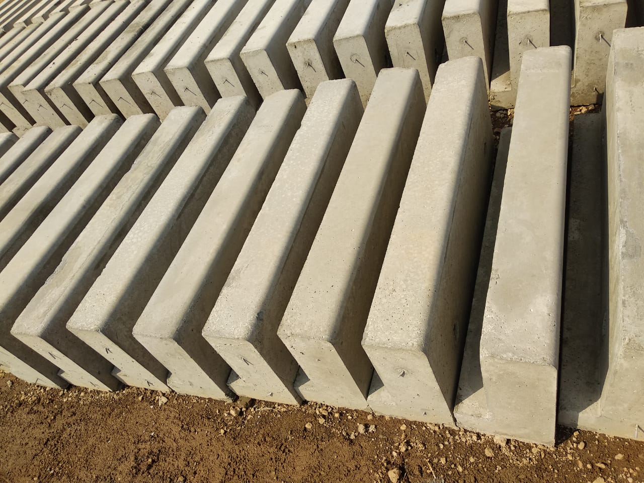 Kerbstone 1000L x 350H x 125mm Thick L Shape